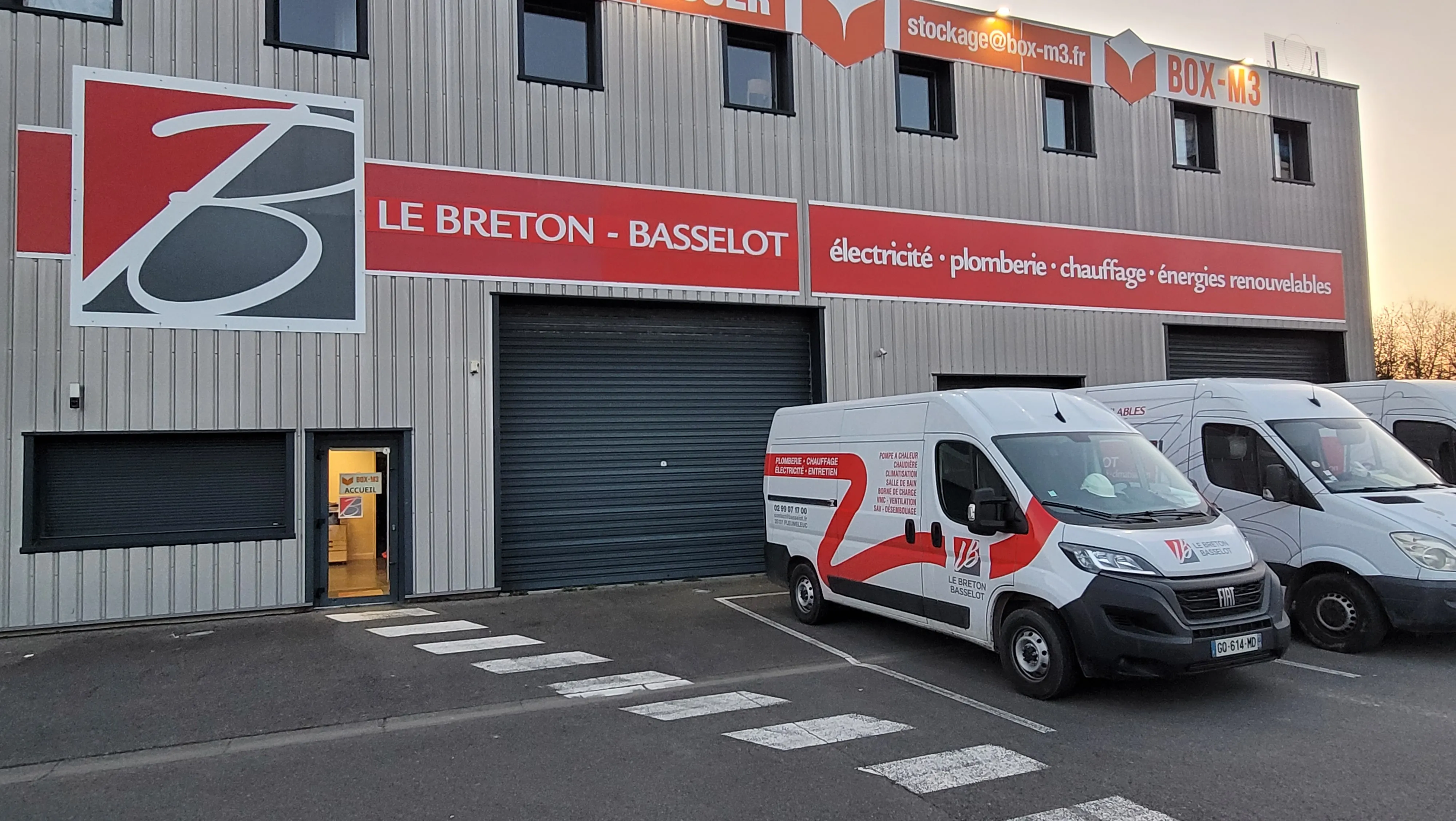 Camions devant le bâtiment Le Breton - Basselot